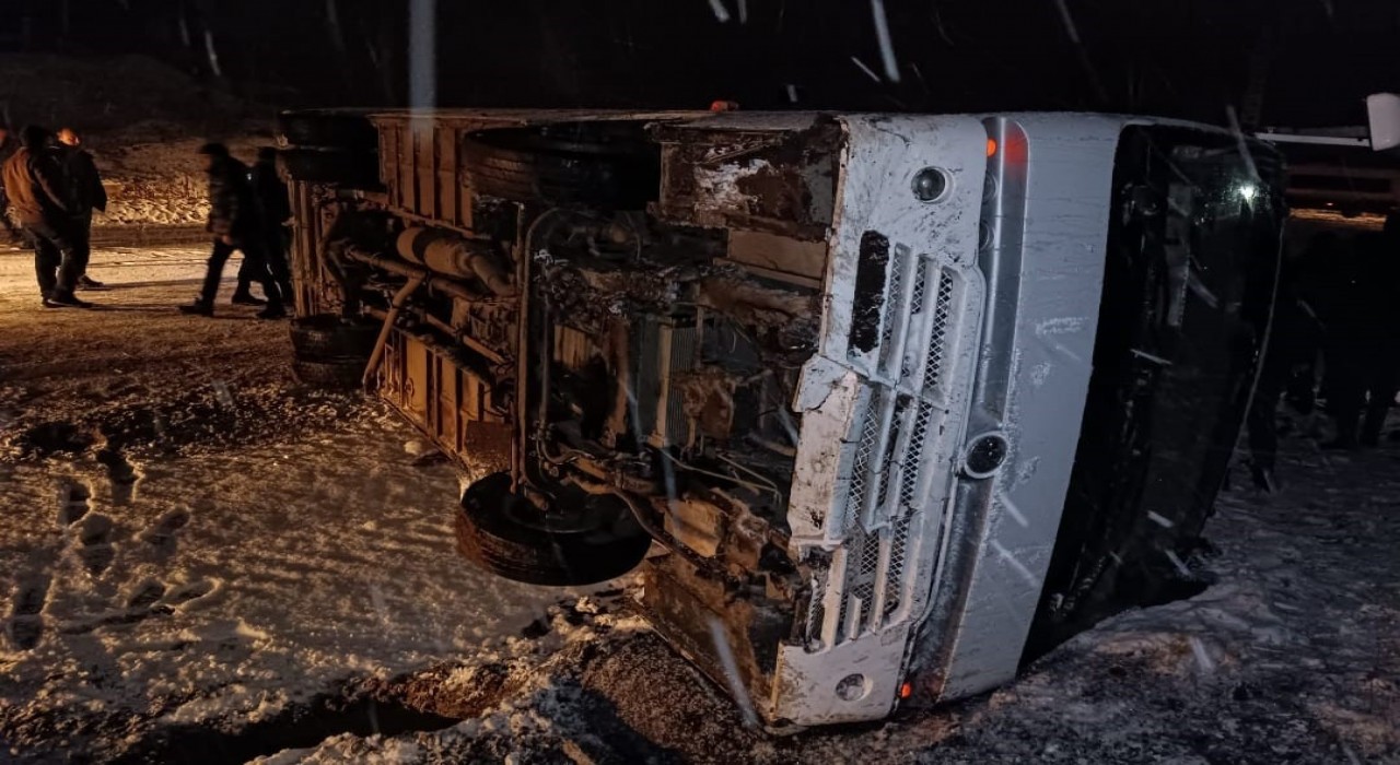 Kütahyada işçi servisi kaza yaptı: 3 yaralı
