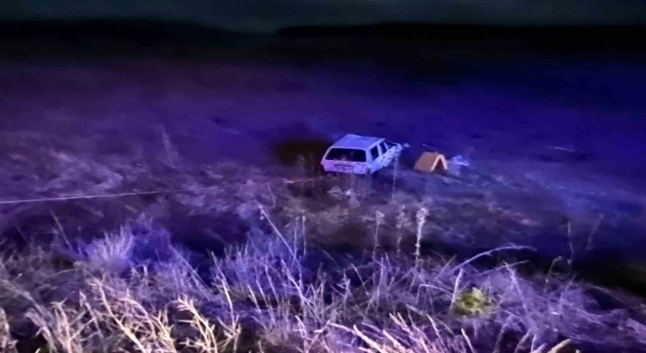 Kütahyada otomobil şarampole uçtu: 3 yaralı