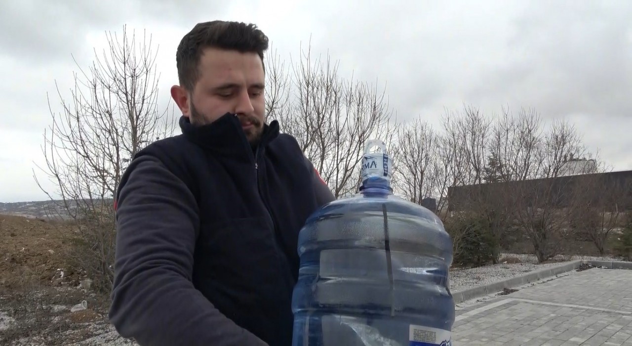 Kütahyada Sırma su damacanasından fırça çıktı