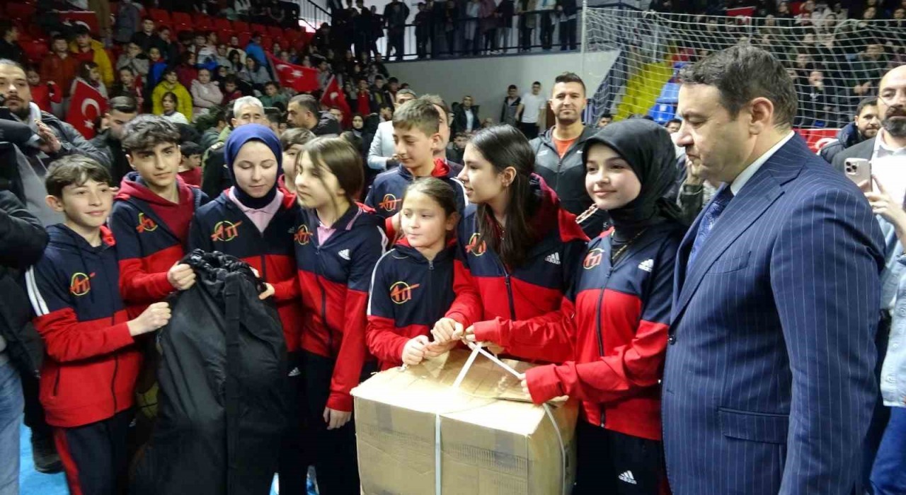 Kütahyada sporculara malzeme desteği dağıtıldı