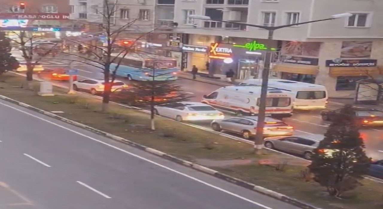 Kütahyada sürücüler fermuar sistemi ile ambulansa yol verdi