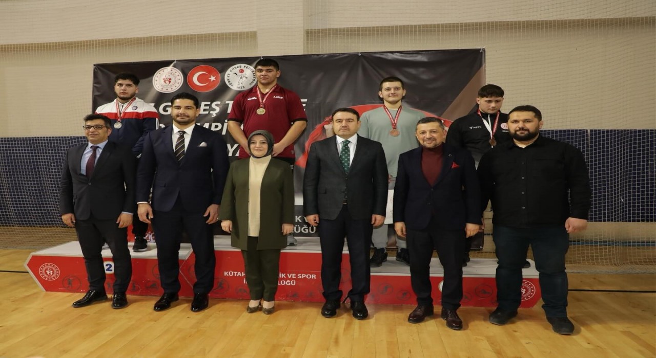 Kütahyada U-17 Güreş Türkiye Grup müsabakaları sona erdi
