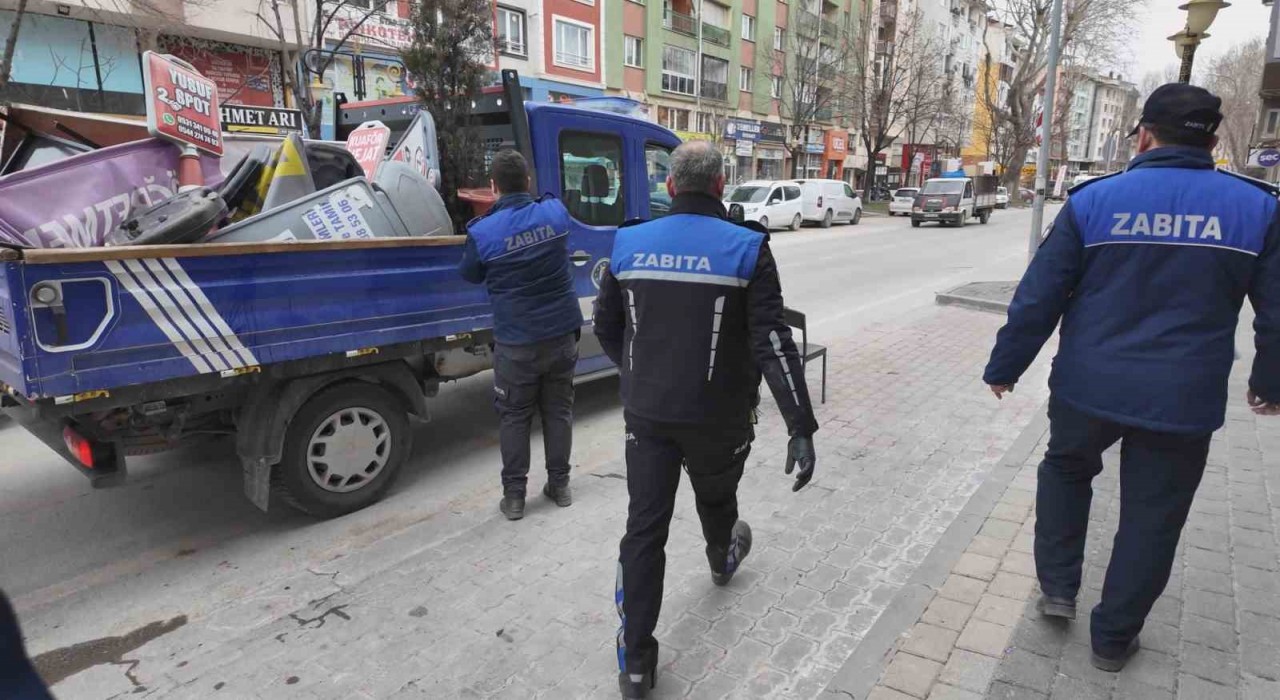 Kütahyada zabıtadan kaldırım işgalcilerine sıkı denetim