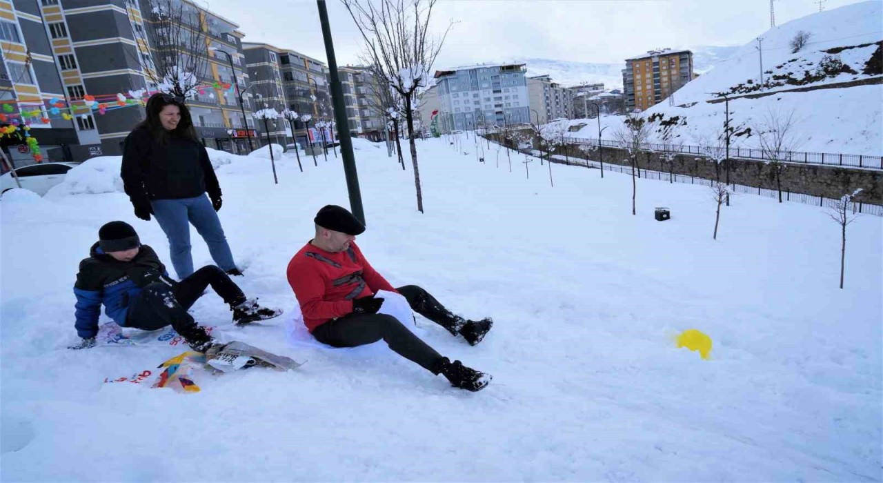 Lala Vadisinde naylon poşetlerle kayarak karın keyfini çıkardılar
