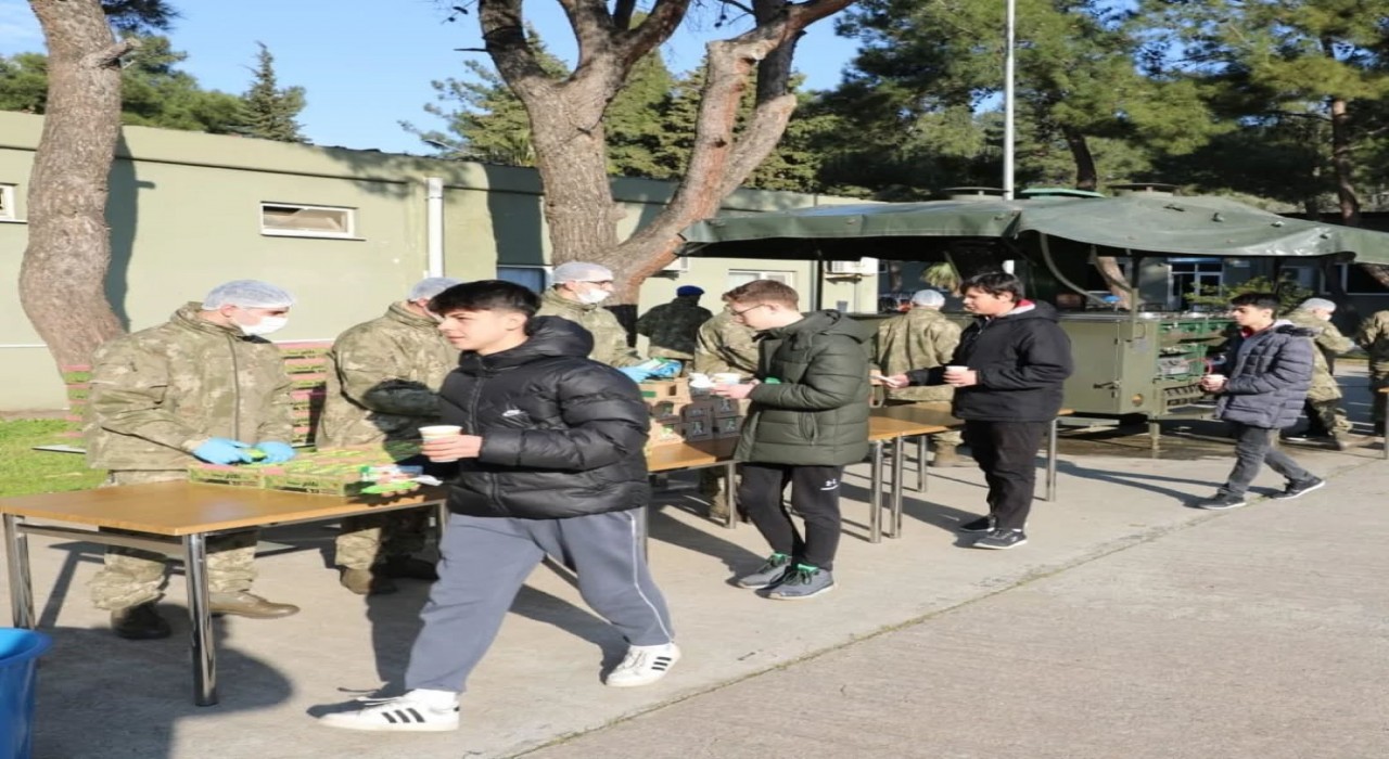 Lise öğrencileri Mehmetçikle Bir Gün etkinliğinde komando birliğini ziyaret etti