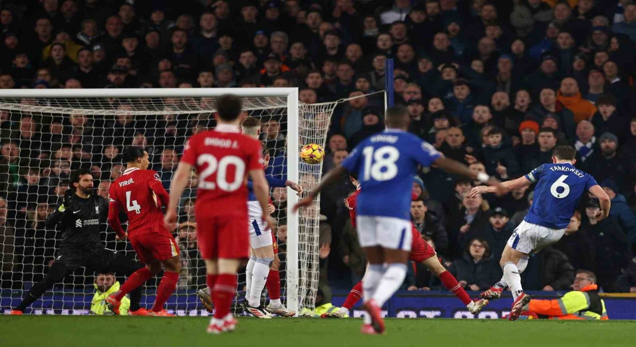 Liverpool derbisinde Everton 90+8de puanı kaptı