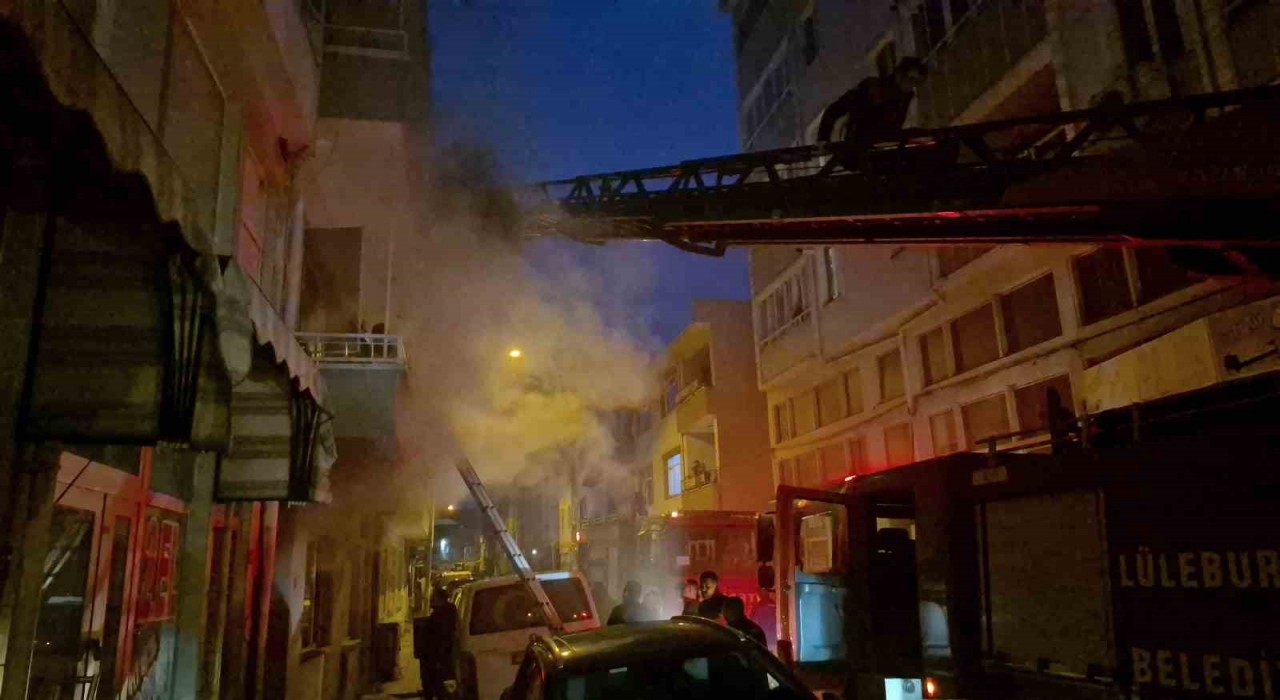 Lüleburgazda 3 katlı binada yangın