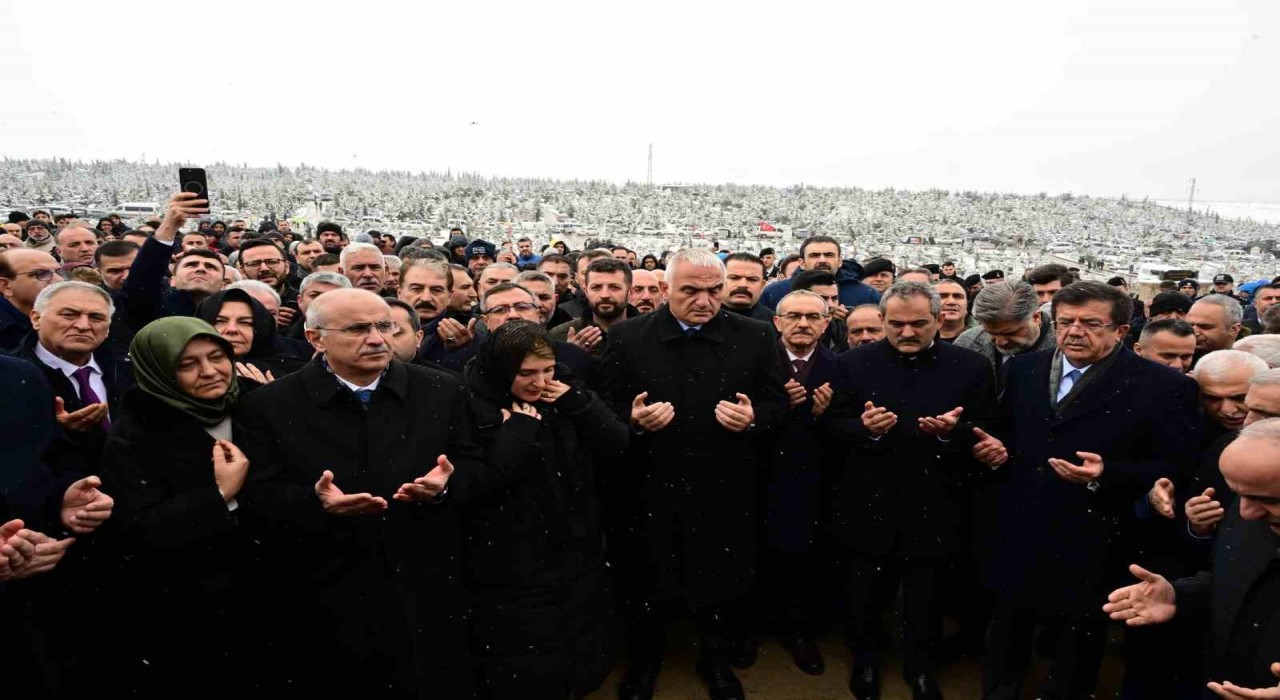 Malatyada depremde hayatlarını kaybedenler dualarla anıldı