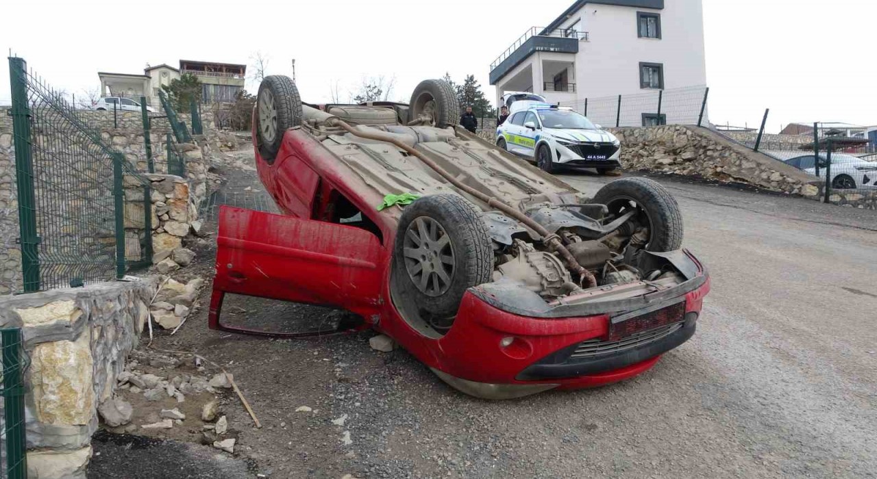Malatyada istinat duvarına çarpıp ters dönen araçtaki 1 kişi yarandı