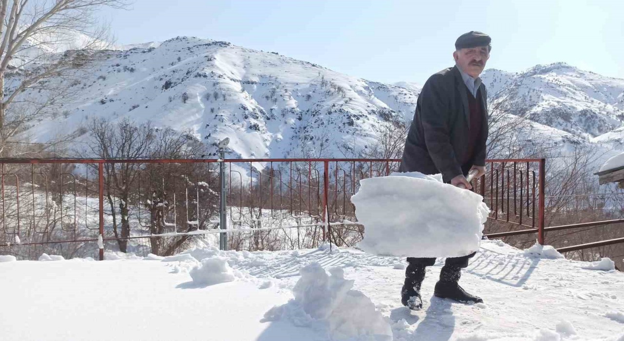 Malatyada kar kalınlığı 1 metreyi geçti, zorlu mücadele dronla görüntülendi