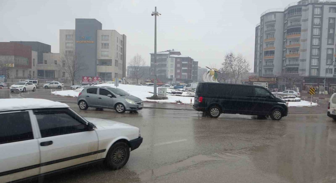 Malatyada kar yağışı etkili oluyor
