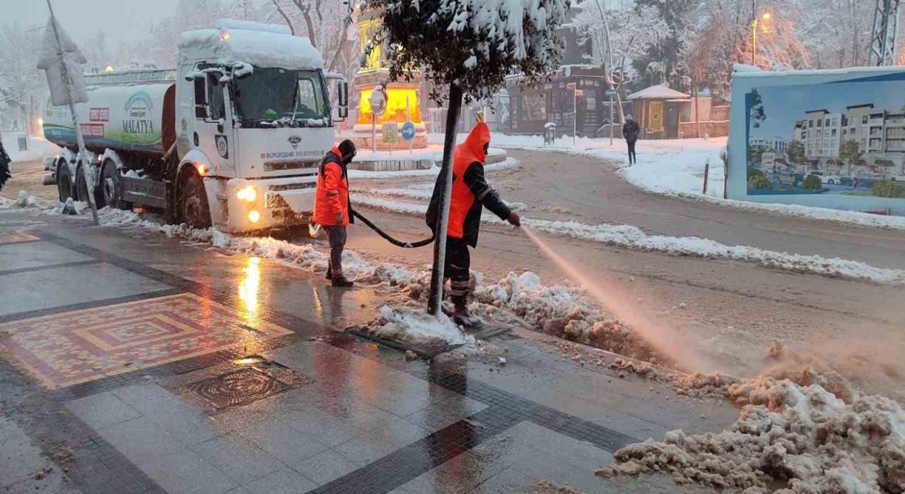 Malatyada karla mücadele ekipleri 11 ilçede sahada