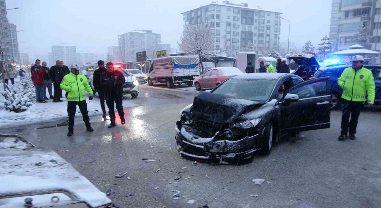 Malatyada öğrenci servisi ile otomobil çarpıştı: 5 yaralı