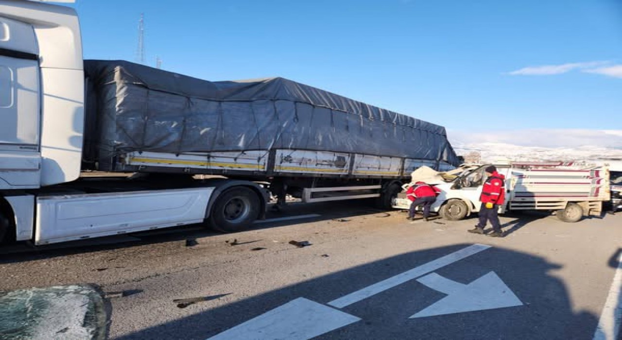 Malatyada tır ile kamyonet çarpıştı: 1 ölü, 1 yaralı