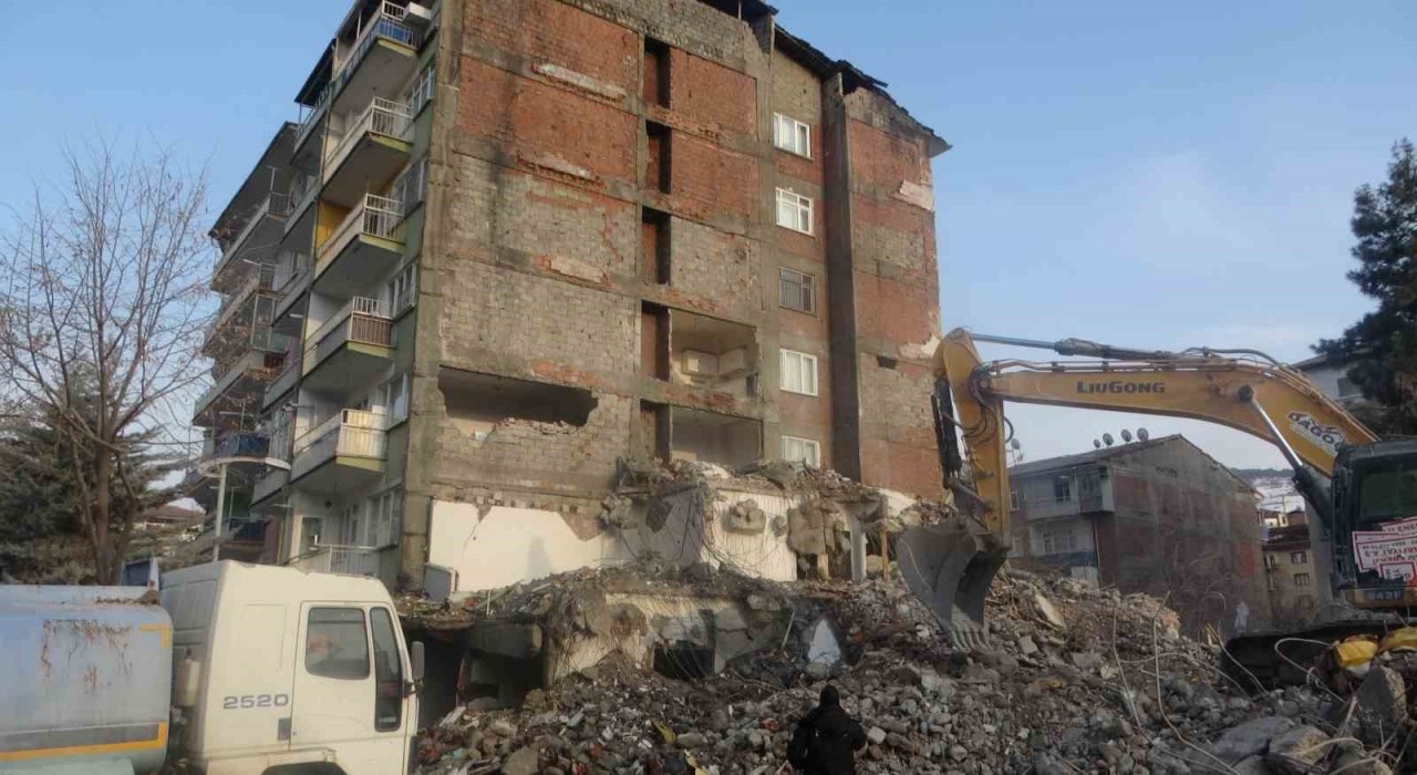 Malatyada yıkım sırasında hasar gören 6 katlı bina tahliye edildi