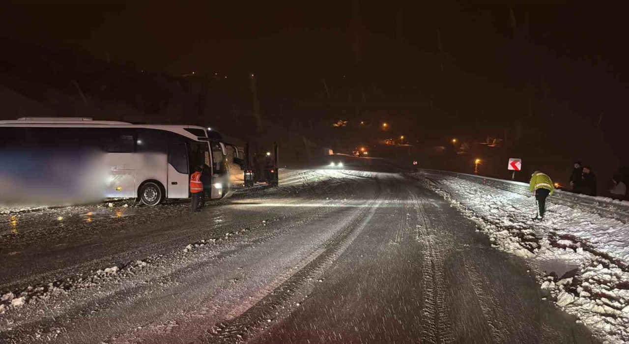Malatyada yolcu otobüsü istinat duvarına çarptı: 9 yaralı