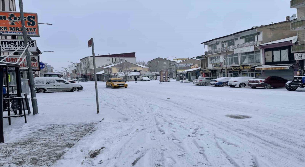 Malazgirtte kar yağışı: Okullar tatil edildi