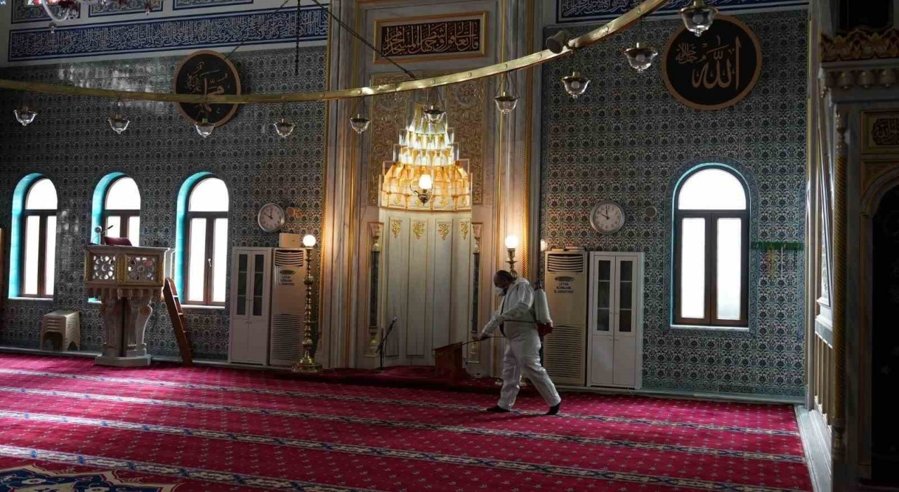 Maltepedeki ibadethaneler Ramazan öncesi dezenfekte ediliyor