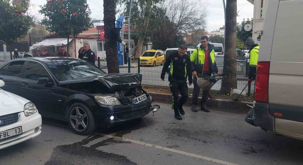 Manavgatta otomobil, okul servisine arkadan çarptı, kaza anı güvenlik kamerasına yansıdı