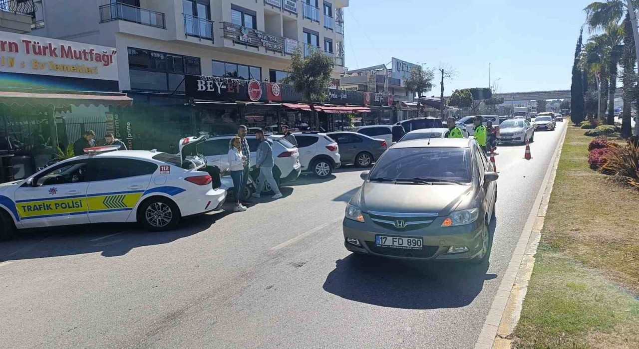 Manavgatta otomobile arkadan çarpan motosikletli yaralandı