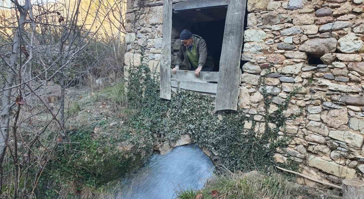 Manisa'da 210 Yıllık Su Değirmeni Hâlâ Un Üretiyor