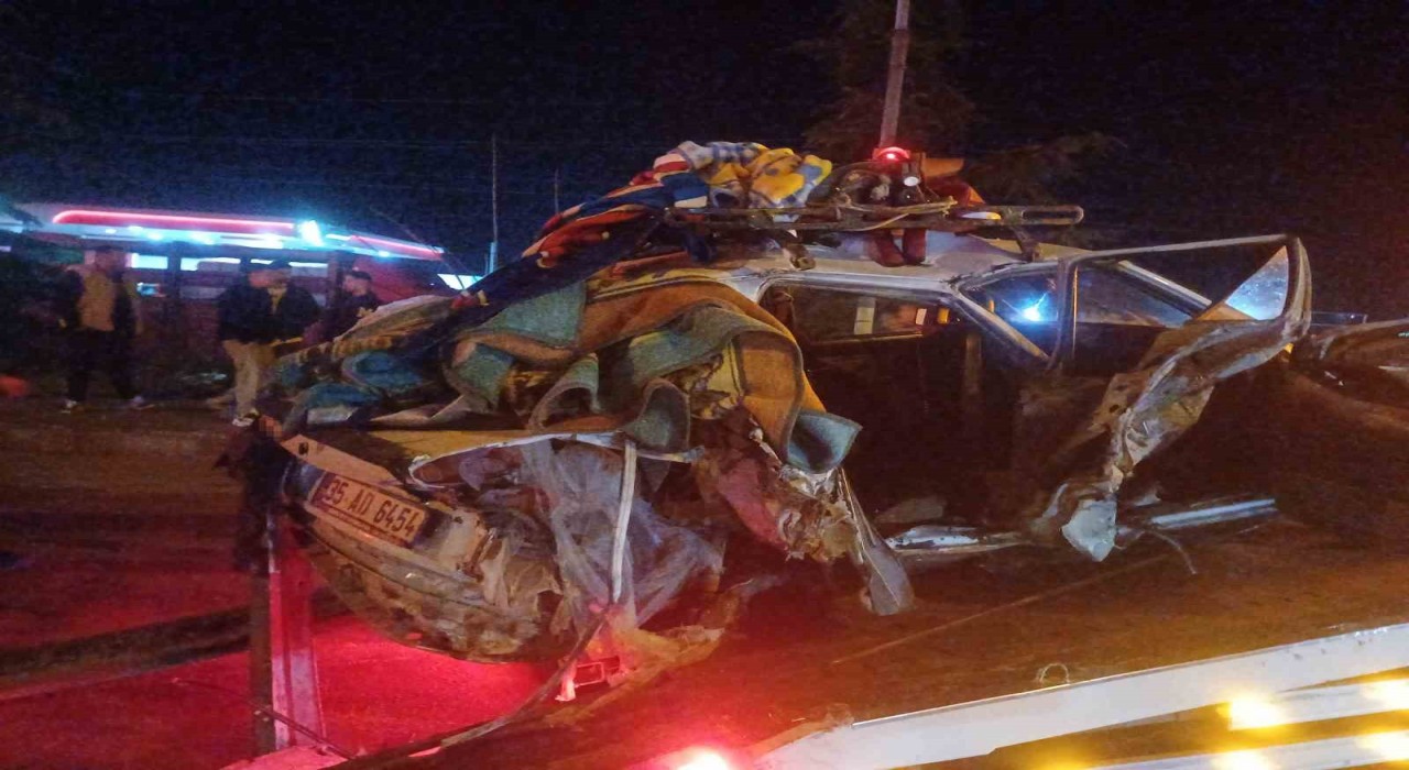 Manisada korkunç kaza: Otomobiller hurdaya döndü, 2 ağır, 5 yaralı