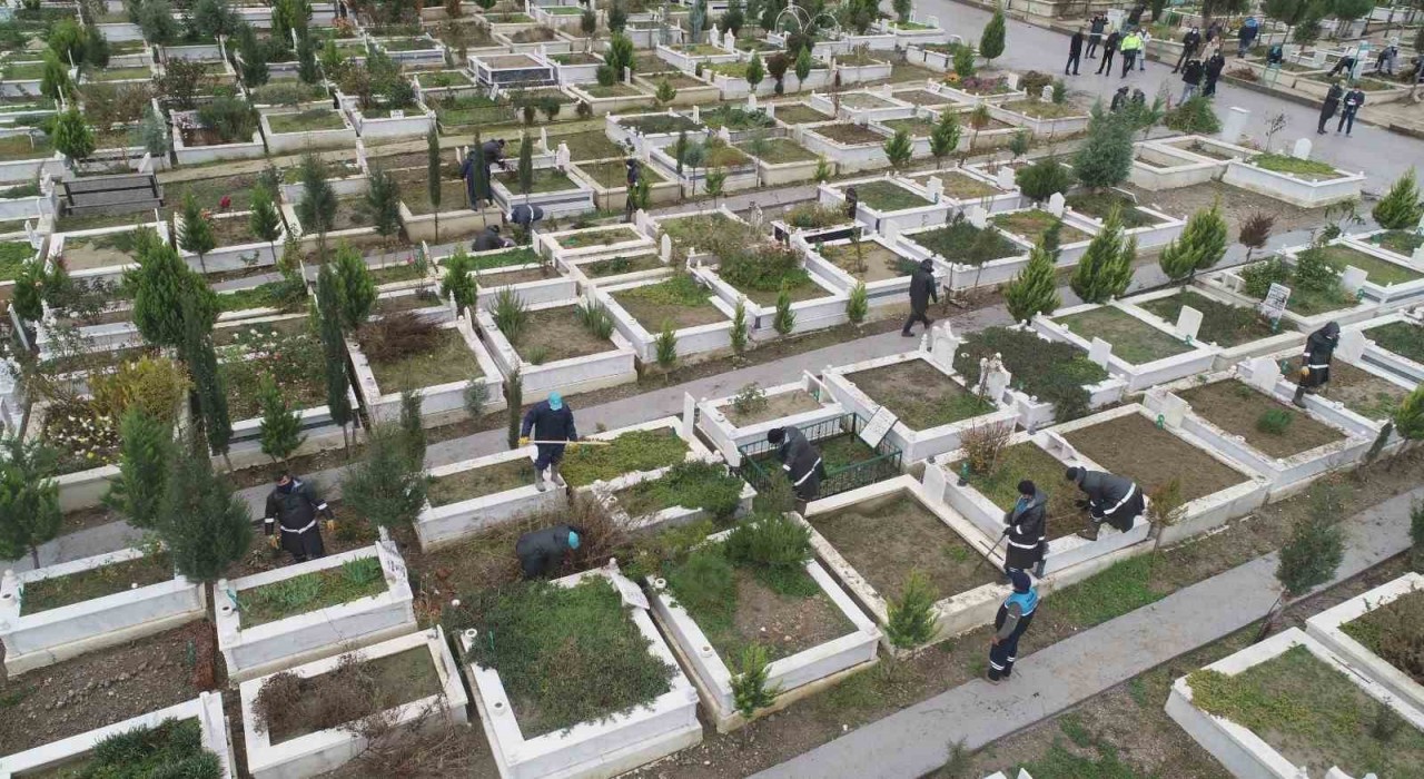 Manisada mezarlık bakımları aralıksız devam ediyor