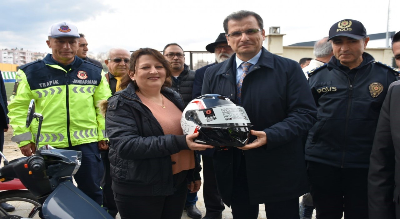 Manisada motosiklet sürücülerine kask dağıtıldı