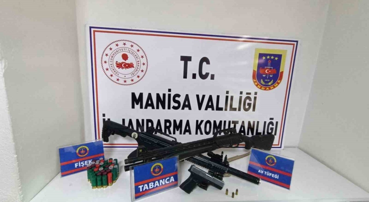 Manisada ruhsatsız tabanca ve tüfek ele geçirildi