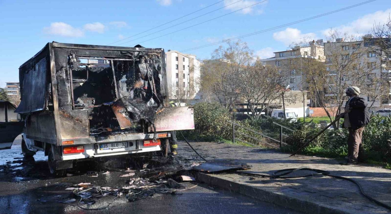 Manisada seyir halindeki mobil lokma aracı yandı