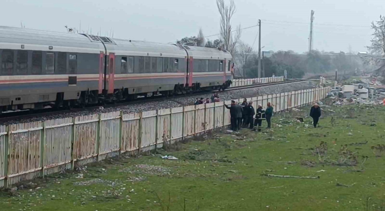 Manisada trenin çarptığı genç adam ağır yaralandı