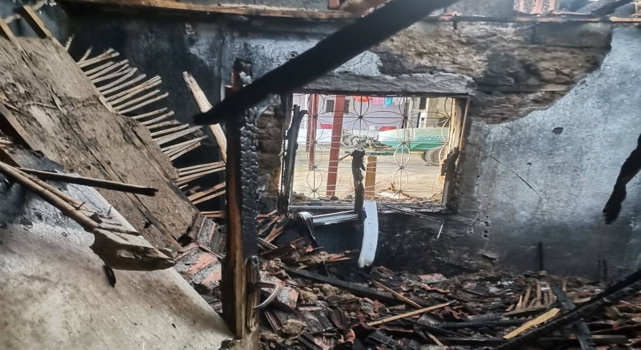 Manisada yangın bir evi kül etti