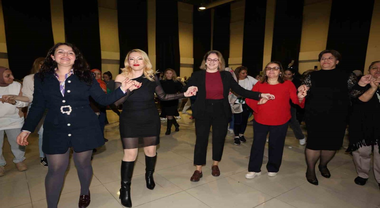 Manisalı kadınlar gönüllerince eğlendi