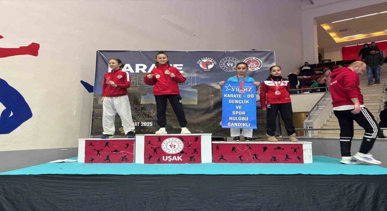 Manyaslı karateciler Ege Karate Liginden madalyalarla döndü