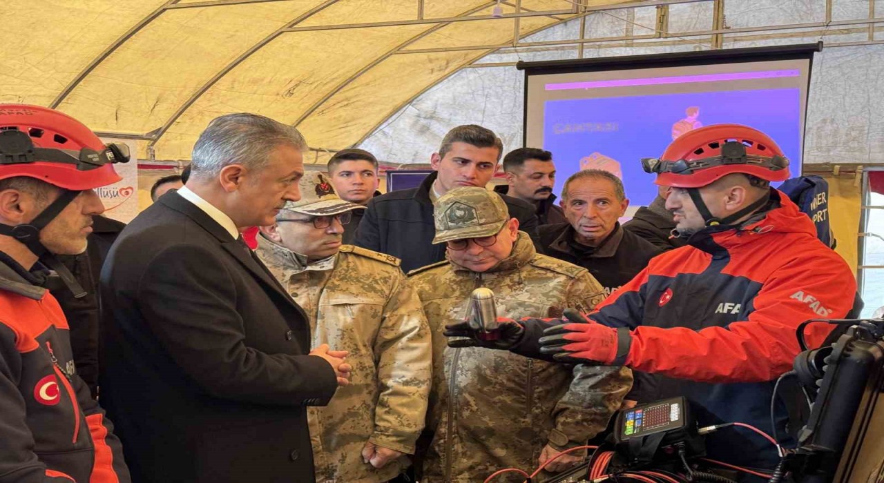 Mardin Valisi Tuncay Akkoyun, afet farkındalık stantlarını ziyaret etti