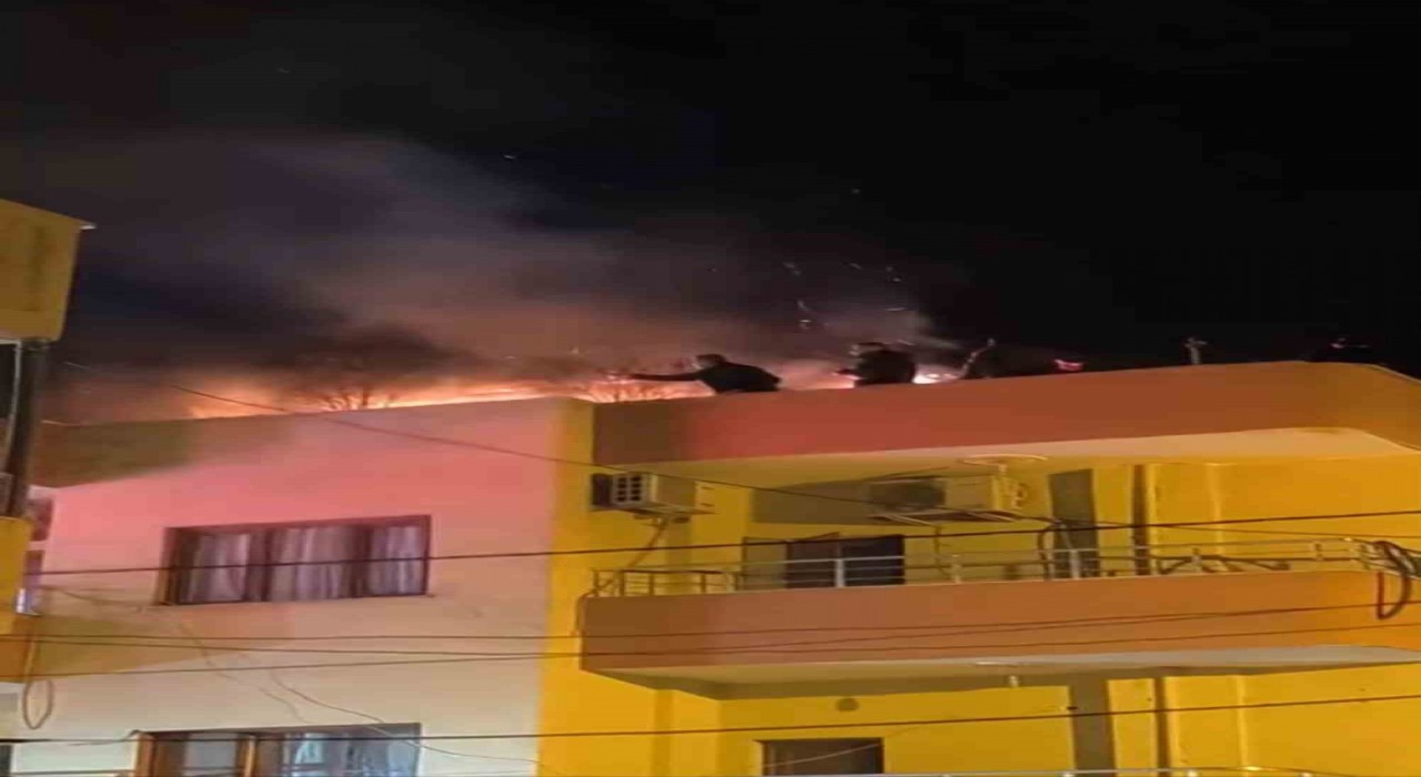 Mardinde bina terasında yangın: Apartman sakinleri tahliye edildi