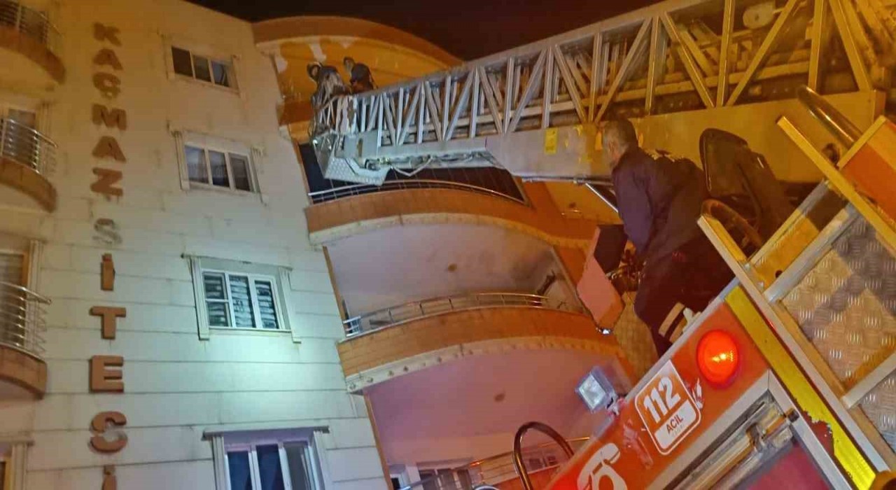 Mardinde ev yangınında 4 kişi dumandan etkilendi