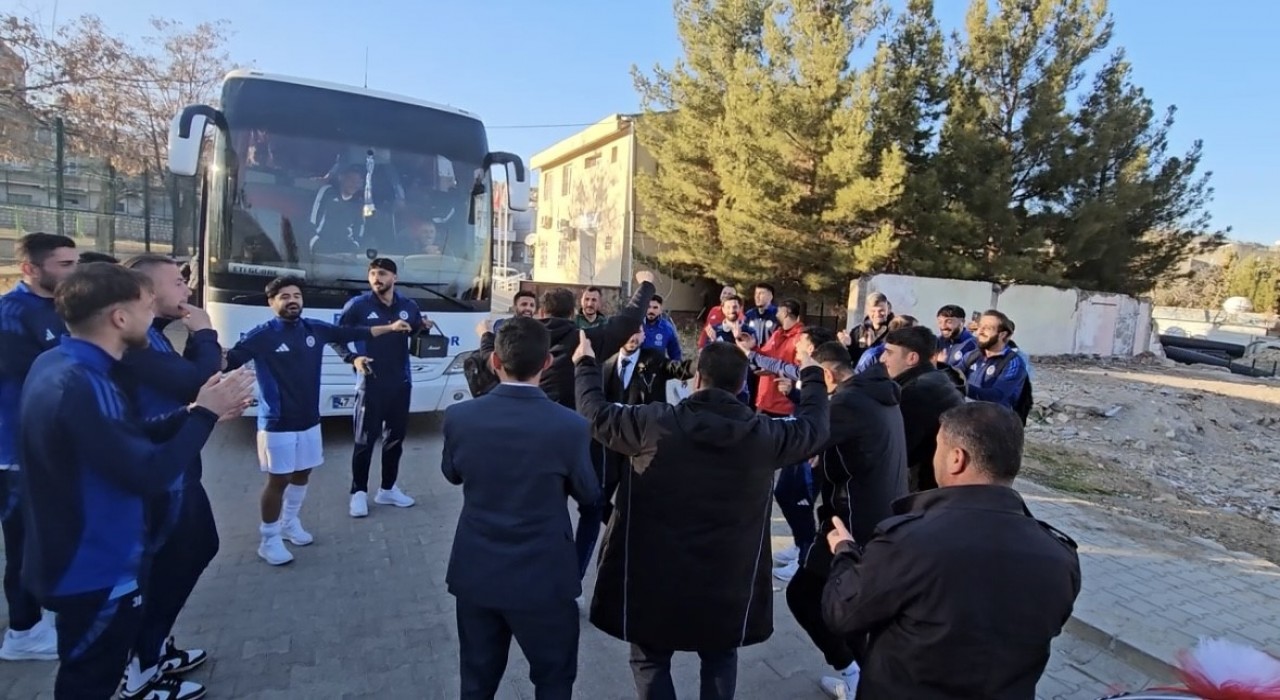 Mardinde futbolcular, gelin arabasından damadı indirip çiftetelli oynadı
