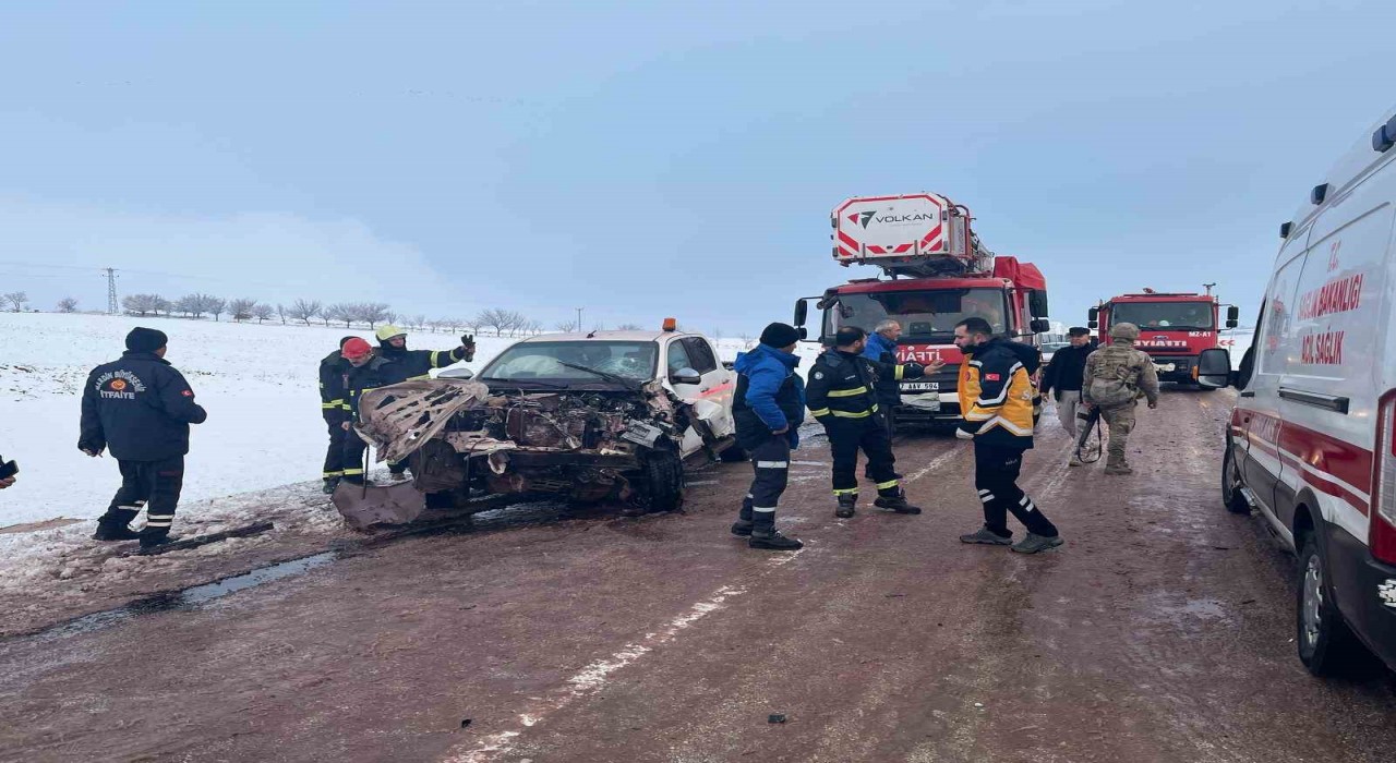 Mardinde işçileri taşıyan minibüs ile pikap çarpıştı: 10 yaralı