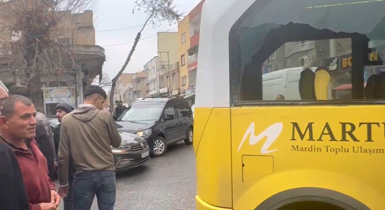 Mardinde minibüs ile hafif ticari araç çarpıştı