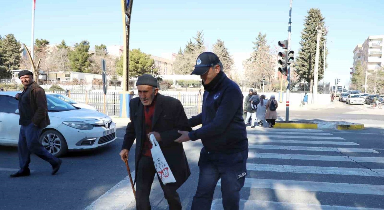 Mardinde yaya geçitlerinde polis ve zabıta görevlendirildi