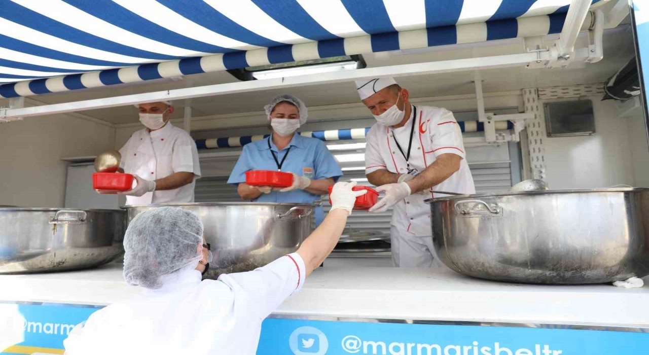 Marmaris Belediyesi, İhtiyaç Sahiplerine Ramazan Yardımı Dağıtıyor