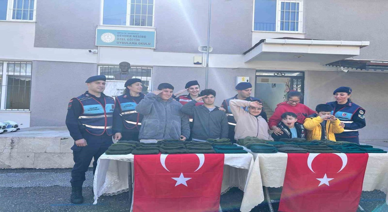 Mehmetçik Üşümesin projesiyle özel eğitim öğrencilerinden anlamlı destek