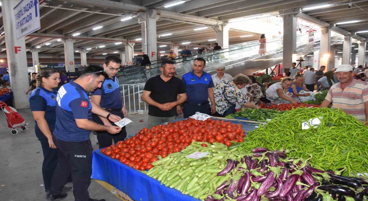 Menemenin pazar yerleri, hijyen ve gıda güvenliği ile beğeni görüyor
