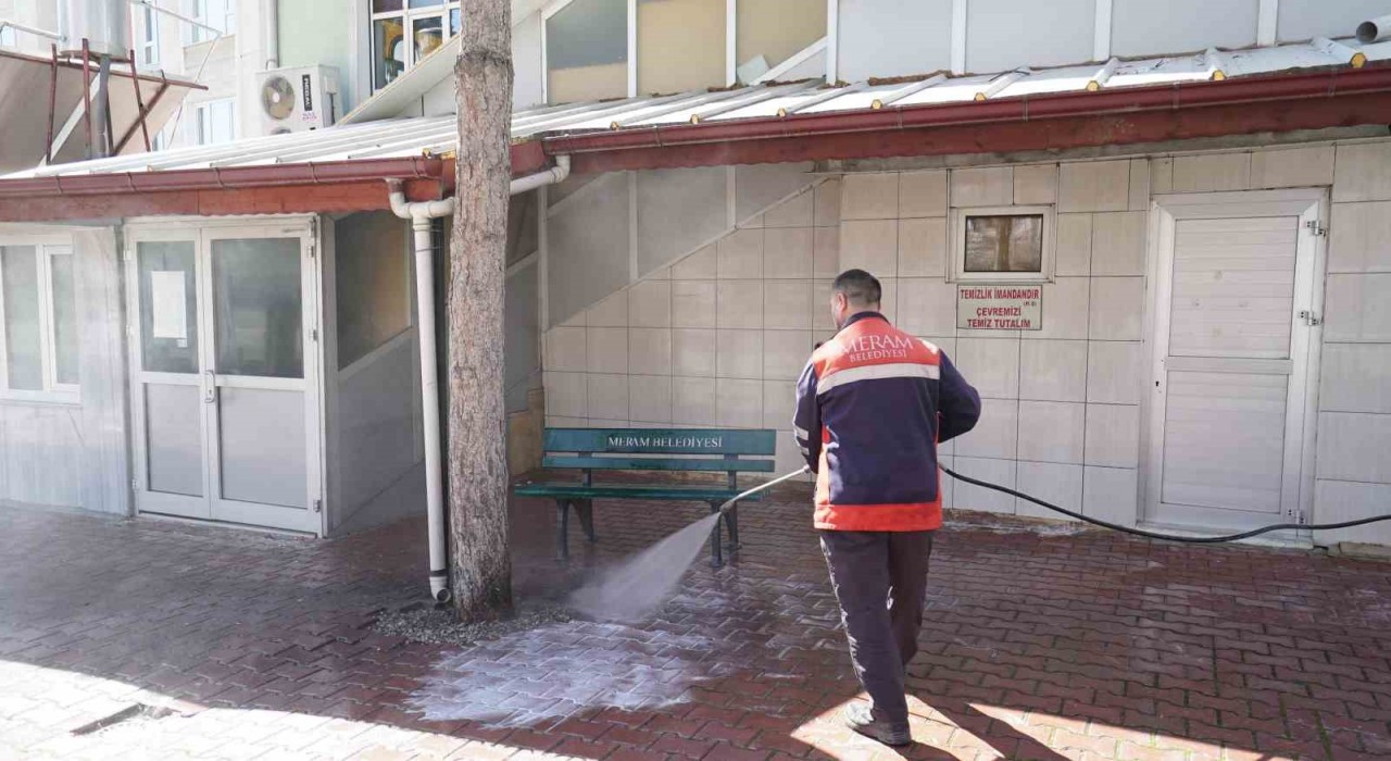 Meram Belediyesinden Ramazan öncesi cami bahçelerinde temizlik seferberliği