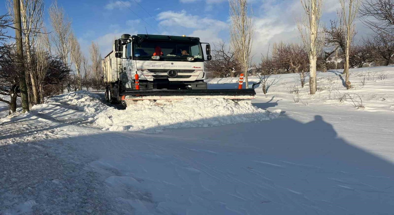 Mersin Mutta karla kaplanan yollar açıldı