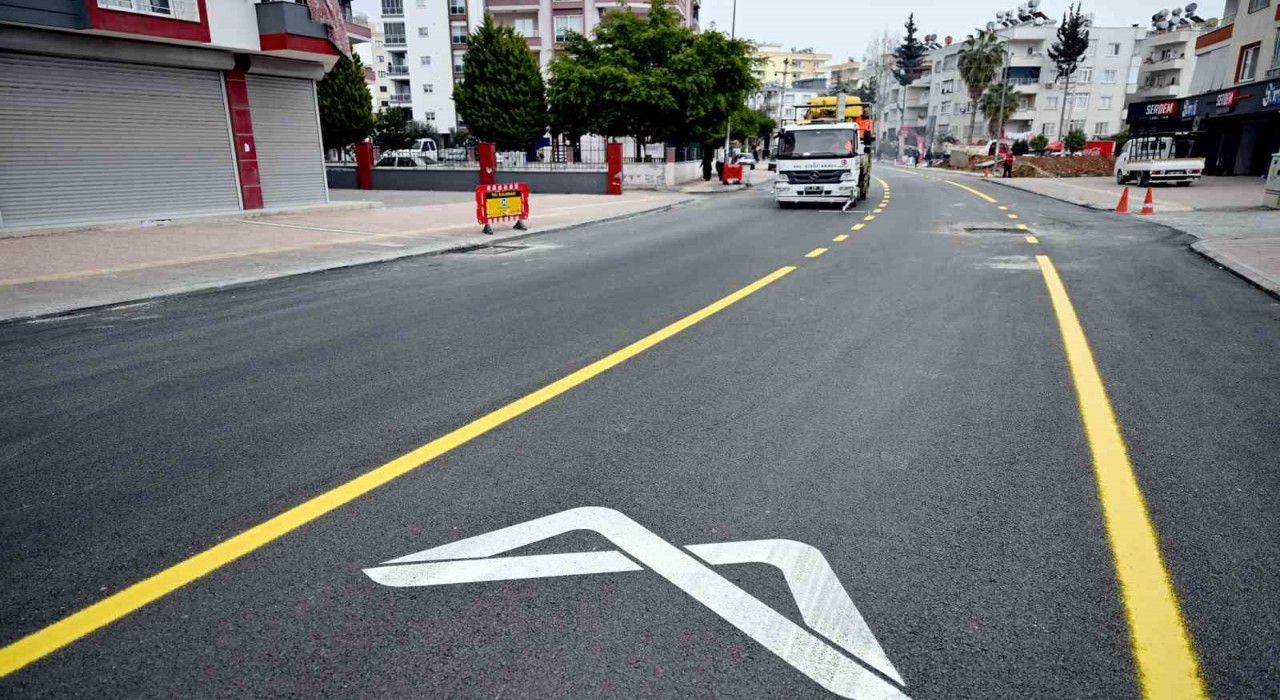 Mersinde bozuk yollar onarılıyor