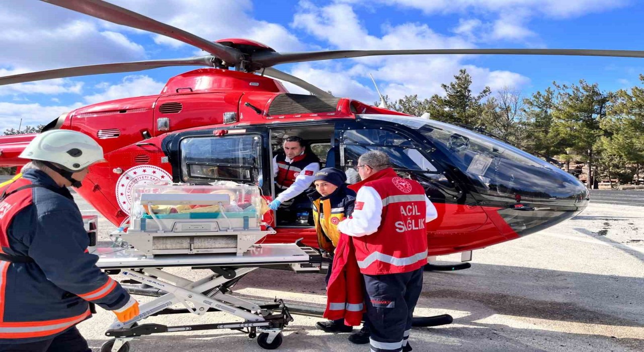 Mersinde erken dünyaya gelen ikiz bebekler helikopter ambulansla nakledildi