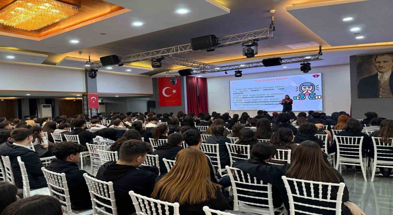 Mersinde jandarmadan öğrencilere yönelik siber farkındalık eğitimi