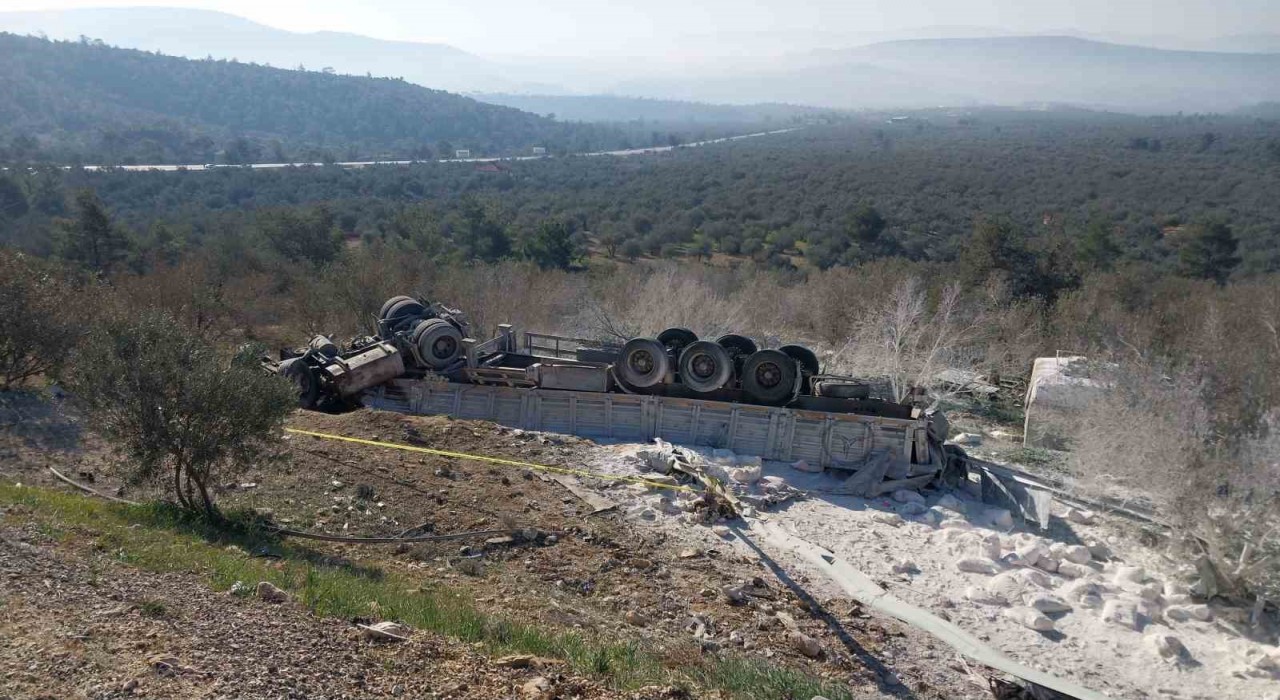 Mersinde şarampole devrilen tırdaki 2 kişi öldü